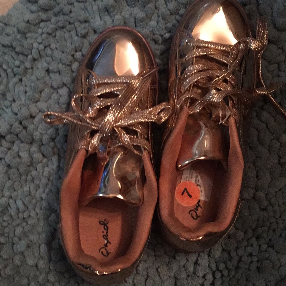 Qupid size seven sneaker